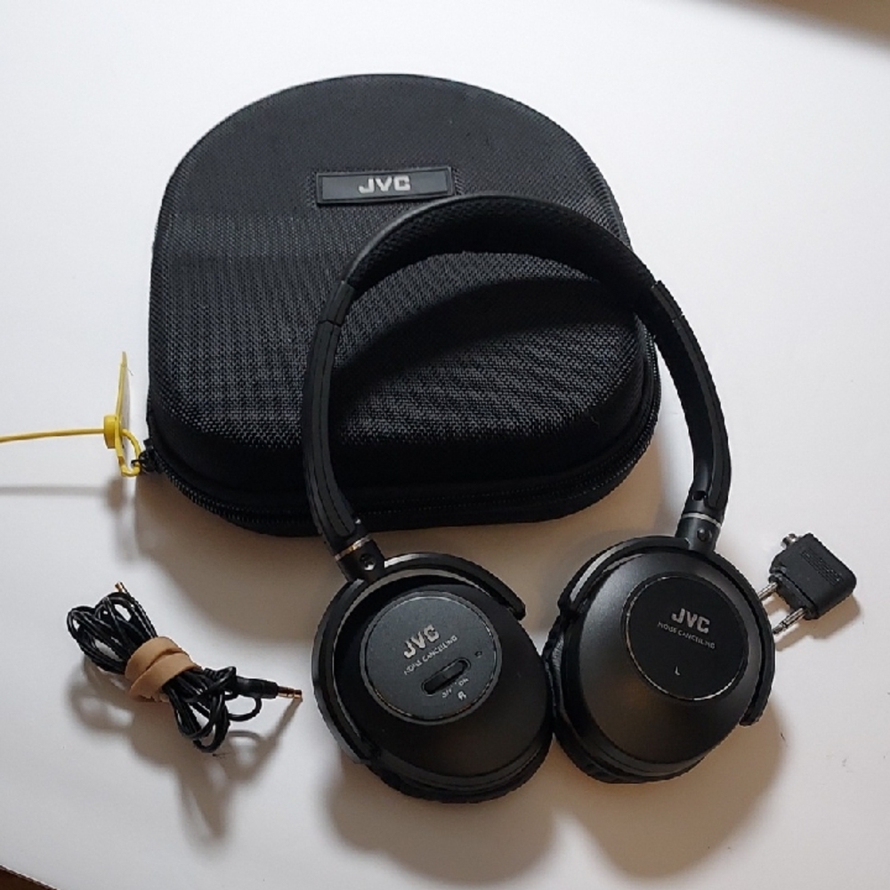 JVC Noise Cancelling Headphones With Case